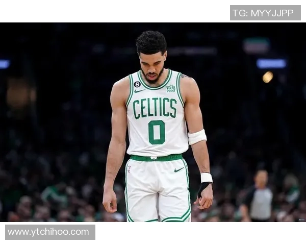 足球明星塔图姆引领球迷热潮展现运动魅力与激情